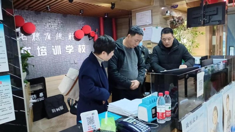 目前市场上的电工培训教材种类繁多，主要包括以下几类：